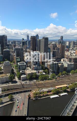 Vue sur le quartier des affaires de Melbourne depuis southbank.Melbourne est la deuxième plus grande ville d'Australie et est une destination populaire pour ses événements sportifs et culturels A. Banque D'Images