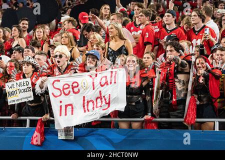 Floride, États-Unis.31st décembre 2021.Les fans de Georgia Bulldogs fêtent après avoir remporté le match de football du Capital One Orange Bowl NCAA College entre la Géorgie et le Michigan le vendredi 31 décembre 2021 au Hard Rock Stadium de Miami Gardens, en Floride.Jacob Kupferman/CSM crédit: CAL Sport Media/Alay Live News Banque D'Images