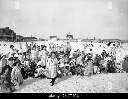 Sur la plage, Rockaway, long Island, New York, 1903 Banque D'Images