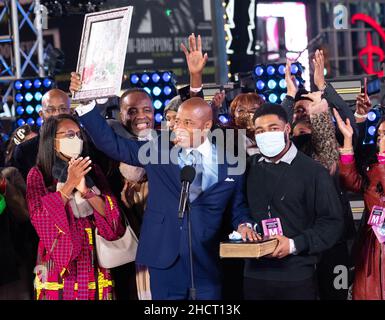 New York, États-Unis.01st janvier 2022.Eric Adams devient maire de New York en 110th lorsqu'il est assermenté après la fête du nouvel an, le jour du nouvel an à Times Square, à New York, le samedi 1 décembre 2022.Photo de Gabriele Holtermann/UPI crédit: UPI/Alay Live News Banque D'Images