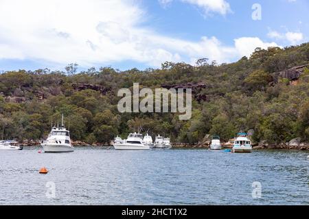 Refuge Bay Hawkesbury River, bateaux à moteur et voiliers Moore don bouées dans refuge Bay jour d'été, Sydney, Australie Banque D'Images