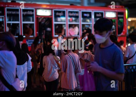 Bangkok, Thaïlande.1st janvier 2022.Les gens viennent au magasin central du monde, Landmark Countdown au coeur de Bangkok organisé par 'Centralworld Bangkok Countdown 2022'' pour regarder le spectacle de feux d'artifice de la Saint-Sylvestre 2022.(Credit image: © Teera Noisakran/Pacific Press via ZUMA Press Wire) Credit: ZUMA Press, Inc./Alamy Live News Banque D'Images