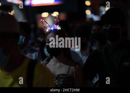 Bangkok, Thaïlande.1st janvier 2022.Les gens viennent au magasin central du monde, Landmark Countdown au coeur de Bangkok organisé par 'Centralworld Bangkok Countdown 2022'' pour regarder le spectacle de feux d'artifice de la Saint-Sylvestre 2022.(Credit image: © Teera Noisakran/Pacific Press via ZUMA Press Wire) Credit: ZUMA Press, Inc./Alamy Live News Banque D'Images