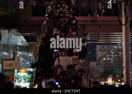 Bangkok, Thaïlande.1st janvier 2022.Les gens viennent au magasin central du monde, Landmark Countdown au coeur de Bangkok organisé par 'Centralworld Bangkok Countdown 2022'' pour regarder le spectacle de feux d'artifice de la Saint-Sylvestre 2022.(Credit image: © Teera Noisakran/Pacific Press via ZUMA Press Wire) Credit: ZUMA Press, Inc./Alamy Live News Banque D'Images