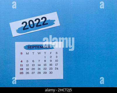 Calendrier blanc de septembre 2022 avec fond bleu.concept de la nouvelle année 2022 Banque D'Images