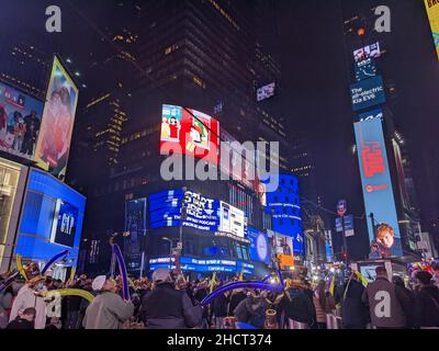 New York, États-Unis.31st décembre 2021.Des milliers de fêtards se rassemblent sur le Times Square de New York pour célébrer la chute du ballon lors de la célébration annuelle du nouvel an le 31 décembre 2021 à New York.(Credit image: © Ryan Rahman/Pacific Press via ZUMA Press Wire) Credit: ZUMA Press, Inc./Alamy Live News Banque D'Images