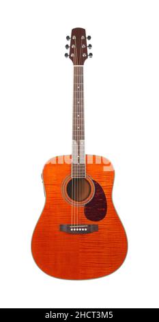 Instrument de musique - érable flamme Orange tiger acoustique Guitare en bois d'érable fond blanc isolé. Banque D'Images