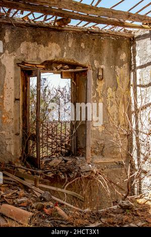 Petit village de Pentedattilo, église et ruines du village abandonné, colonie grecque sur le mont Calvario, dont la forme rappelle les cinq doigts.Calabri Banque D'Images