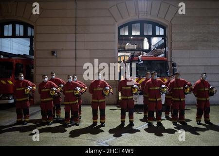 Paris, France.01st janvier 2022.Les pompiers de Rousseau à Paris, le 31 décembre 2021 à la veille du nouvel an.Photo de Raphael Lafargue/ABACAPRESS.COM crédit: Abaca Press/Alay Live News Banque D'Images