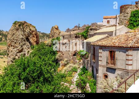 Petit village de Pentedattilo, église et ruines du village abandonné, colonie grecque sur le mont Calvario, dont la forme rappelle les cinq doigts.Calabri Banque D'Images