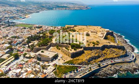 Vieux port de Réthymnon avec bars et restaurants, Crète, Grèce Banque D'Images