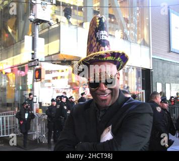 New York, États-Unis.31st décembre 2021.(NOUVEAU) spectacle musical au ball Drop sur le New‚'„'s Eve à Times Square.31 décembre 2021, New York, Etats-Unis: USO Show troupe that sang â‚ â« New Yorkâ‚ » de Jay Z & Alicia keys, KT Tunstall, qui a chanté Ã‚« Imagineâ‚ » de John Lennon et d'autres se produit en direct pendant le bal Drop sur la place New Yean â‚ â„ â â Eve, New York Times.Mariah Carey et BTS ont également joué des chansons pré-enregistrées pendant la célébration.Seulement environ 15 000 personnes avec la preuve de vaccination et l'utilisation des masques de visage sont autorisés à se rassembler autour de Times Square dans un effort de contenir la flèche Banque D'Images