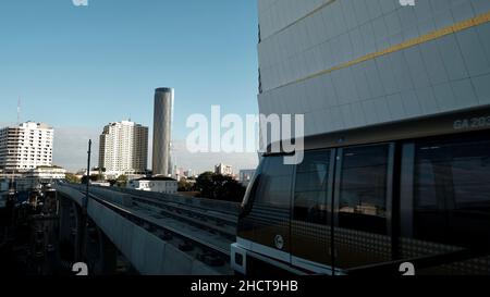 BTS Skytrain Gold Line de Krung Thon Buri à Khlong San Thonburi Bangkok Thailand Trackside View Banque D'Images
