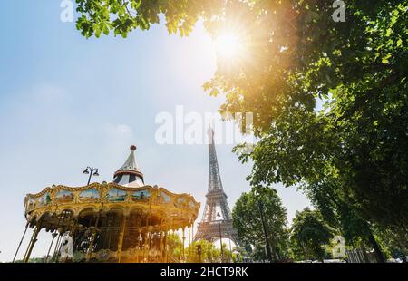 Carrousel en Park, près de la Tour Eiffel à Paris Banque D'Images