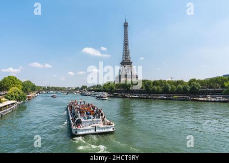 Paris la Tour Eiffel et la Seine à Paris, France.La Tour Eiffel est l'un des monuments les plus emblématiques de Paris. Banque D'Images