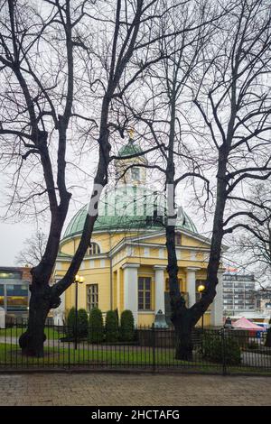 Turku, Finlande - 14 décembre 2021 : vue verticale de l'église orthodoxe de Saint Alexandra dans le centre-ville de Turku. Banque D'Images