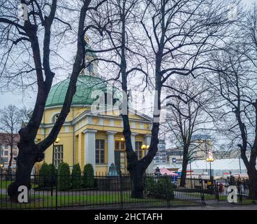 Turku, Finlande - 14 décembre 2021 : vue horizontale de l'église orthodoxe de Saint Alexandra dans le centre-ville de Turku. Banque D'Images