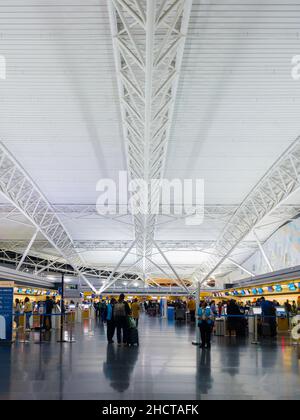 Jamaïque, New York - 12 décembre 2021 : vue verticale du terminal 8 de l'aéroport JFK avec les personnes qui s'en emboîte. Banque D'Images