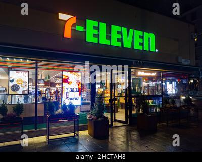 Stockholm, Suède - 19 décembre 2021 : vue de nuit verticale du 7-Eleven Convenience Store dans le centre-ville de Stockholm. Banque D'Images