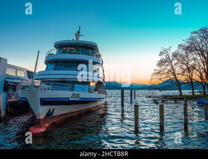 Zug, Suisse - 31 décembre 2021 : bateau touristique Zug, ancré sur le lac de Zug en Suisse au coucher du soleil Banque D'Images