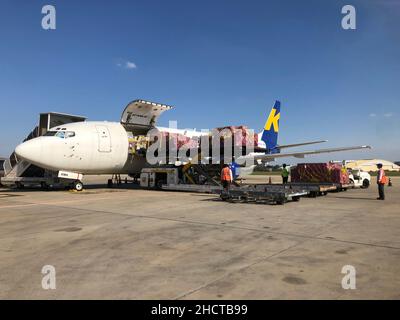 Phnom Penh, Cambodge.31st décembre 2021.Les membres du personnel déchargent des cargaisons d'un avion à l'aéroport international de Phnom Penh, au Cambodge, le 31 décembre 2021.Crédit: Van POV/Xinhua/Alay Live News Banque D'Images