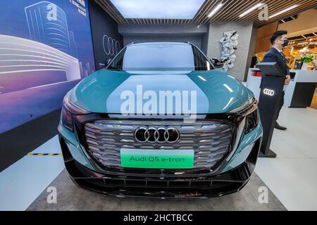 SHANGHAI, CHINE - 31 DÉCEMBRE 2021 - un véhicule électrique Audi Q5 E-tron est vu à Shanghai, en Chine, le 31 décembre 2021. Banque D'Images