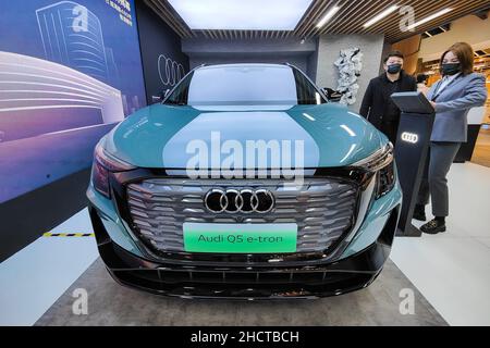 SHANGHAI, CHINE - 31 DÉCEMBRE 2021 - un véhicule électrique Audi Q5 E-tron est vu à Shanghai, en Chine, le 31 décembre 2021. Banque D'Images