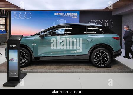 SHANGHAI, CHINE - 31 DÉCEMBRE 2021 - un véhicule électrique Audi Q5 E-tron est vu à Shanghai, en Chine, le 31 décembre 2021. Banque D'Images