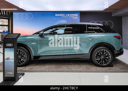 SHANGHAI, CHINE - 31 DÉCEMBRE 2021 - un véhicule électrique Audi Q5 E-tron est vu à Shanghai, en Chine, le 31 décembre 2021. Banque D'Images