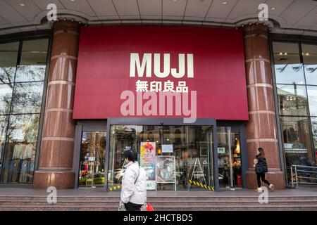 SHANGHAI, CHINE - 31 DÉCEMBRE 2021 - MUJI, une marque d'épicerie japonaise, est vue à Shanghai, en Chine, le 31 décembre 2021. Banque D'Images