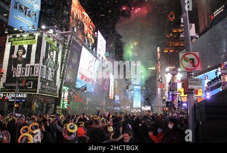 New York, États-Unis.1st janvier 2022.NOVA YORK, EUA, 01.01.2022 - REVEILLON NA TIMES SQUARE - Nova-iorquinos e turistas se reuniram para comemorar o inicio do ano novo de 2022 na Times Square, Nova York, com confetes e fogos de artimicio durante o lancamento da bola.Apenas cerca de 15,000 pessoas com comprovante de vacinacao e uso de mascaras faciais podem se reunir ao redor da Times Square durante o lancamento da bola em um esforco para conter a dislacao do Omicron,A nova variante do COVID-19 que causalou UM aumento no COVID-19 casos em Nova York e EUA.Muitos cantores famosos se apranciaram Banque D'Images