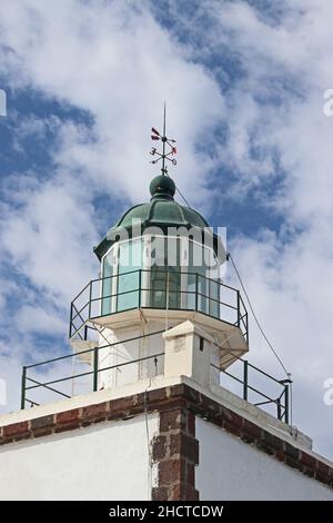 Faros (phare) à la pointe sud-ouest de Santorini Banque D'Images