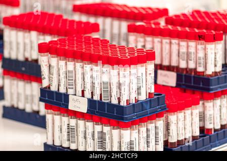 Série réelle de tubes à essai PCR moléculaires, écouvillons nasaux et oropharyngés avec réactif rouge en flacons, tests de dépistage du SRAS COV-2, Covid-19 ou coronavirus Banque D'Images