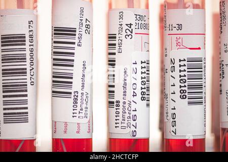 Série réelle de tubes à essai PCR moléculaires, écouvillons nasaux et oropharyngés avec réactif rouge en flacons, tests de dépistage du SRAS COV-2, Covid-19 ou coronavirus Banque D'Images