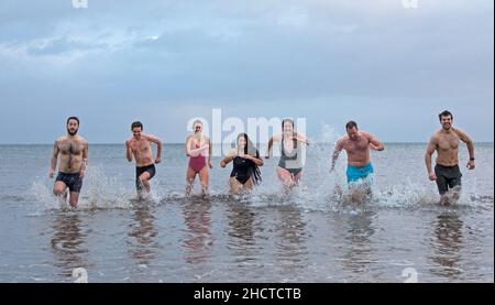 Portobello, Édimbourg, Écosse, Royaume-Uni.1st janvier 2022.Température à 14 degrés.Faites un tour chaud dans le Firth of Forth pour le jour de l'an.Photo : un groupe d'amis de la région accueille le jour de l'an en 2022.Crédit : Arch White/Alamy Live News. Banque D'Images