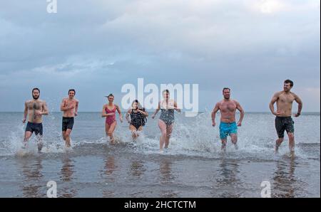 Portobello, Édimbourg, Écosse, Royaume-Uni.1st janvier 2022.Température à 14 degrés.Faites un tour chaud dans le Firth of Forth pour le jour de l'an.Photo : un groupe d'amis de la région accueille le jour de l'an en 2022.Crédit : Arch White/Alamy Live News. Banque D'Images