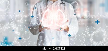 Médecin tenant un hologramme des poumons humains entouré d'oxygène comme concept de santé respiratoire. Banque D'Images