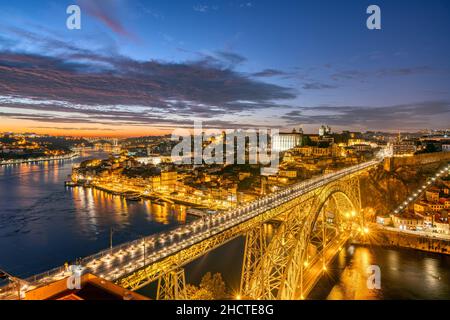 Porto avec le pont Dom Luis I et le fleuve Douro après le coucher du soleil Banque D'Images