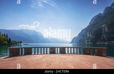 Terrasse sur le lac.Riva del Garda, Trentin, Italie, Europe. Banque D'Images