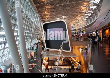 14.12.2021, Zurich, Suisse, Europe - vue sur l'intérieur de l'aérogare centrale avec ses boutiques, cafés et restaurants à l'aéroport de Zurich. Banque D'Images