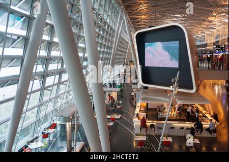 14.12.2021, Zurich, Suisse, Europe - vue sur l'intérieur de l'aérogare centrale avec ses boutiques, cafés et restaurants à l'aéroport de Zurich. Banque D'Images