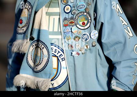 Une vue des badges Manchester City sur la veste du super fan « Pete » avant le match de la Premier League au stade Emirates, Londres.Date de la photo: Samedi 1 janvier 2022. Banque D'Images