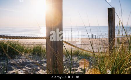 Sentier sur la mer Baltique au-dessus des dunes de sable avec vue sur l'océan, coucher de soleil soir d'été Banque D'Images