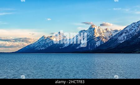 Vue panoramique sur les montagnes enneigées et un lac bleu à Coulter Bay, parc national de Grand Teton, États-Unis Banque D'Images