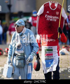 Le super fan de Manchester City « Pete » (à gauche) et un fan d'Arsenal devant le sol avant le match de la Premier League à l'Emirates Stadium, Londres.Date de la photo: Samedi 1 janvier 2022. Banque D'Images