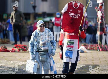 Le super fan de Manchester City « Pete » (à gauche) et un fan d'Arsenal devant le sol avant le match de la Premier League à l'Emirates Stadium, Londres.Date de la photo: Samedi 1 janvier 2022. Banque D'Images