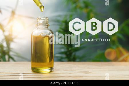 Dosage de gouttelettes d'extrait de cannabis médicinal dans une bouteille, image concept du CBD Banque D'Images