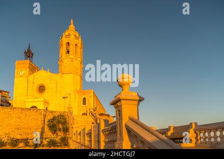 JEUNE COUPLE PRENANT SELFIE SUR L'ESCALIER FRONT DE MER SANT BARTOMEU I SANTA TECLA EGLISE SITGES COSTA DORADA CATALOGNE ESPAGNE Banque D'Images