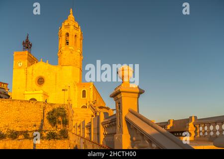 JEUNE COUPLE PRENANT SELFIE SUR L'ESCALIER FRONT DE MER SANT BARTOMEU I SANTA TECLA EGLISE SITGES COSTA DORADA CATALOGNE ESPAGNE Banque D'Images
