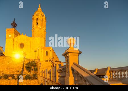 JEUNE COUPLE PRENANT SELFIE SUR L'ESCALIER FRONT DE MER SANT BARTOMEU I SANTA TECLA EGLISE SITGES COSTA DORADA CATALOGNE ESPAGNE Banque D'Images